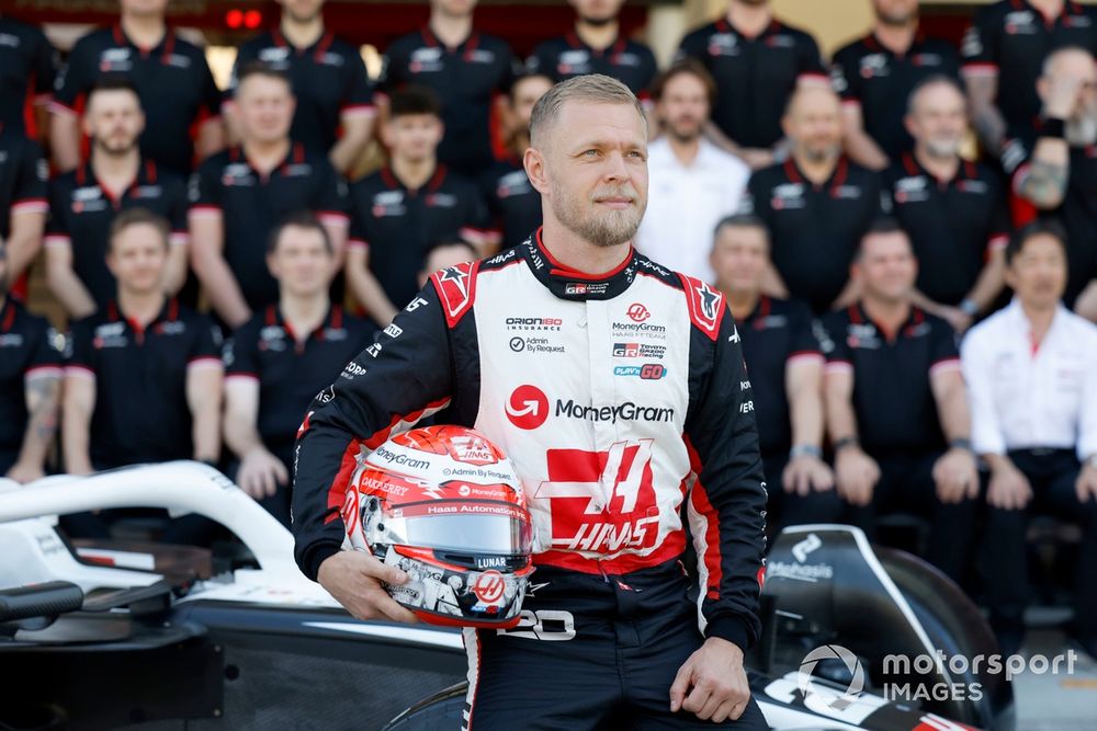 Kevin Magnussen takes part in Haas' family picture at the 2024 Abu Dhabi Grand Prix