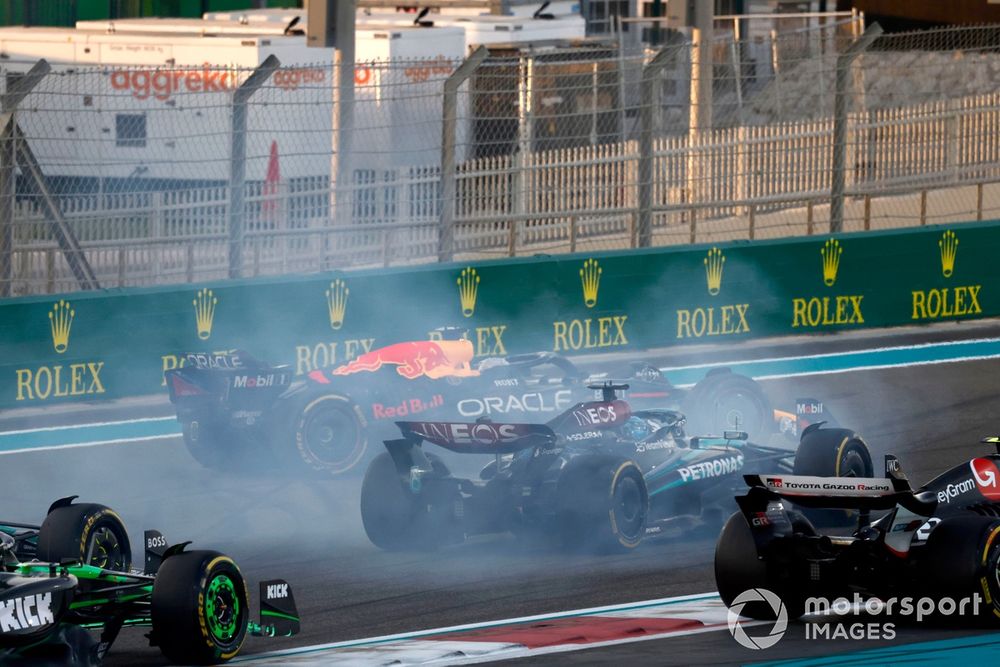 Smoke fills the air as Max Verstappen, Red Bull Racing RB20, George Russell, Mercedes F1 W15, at the start