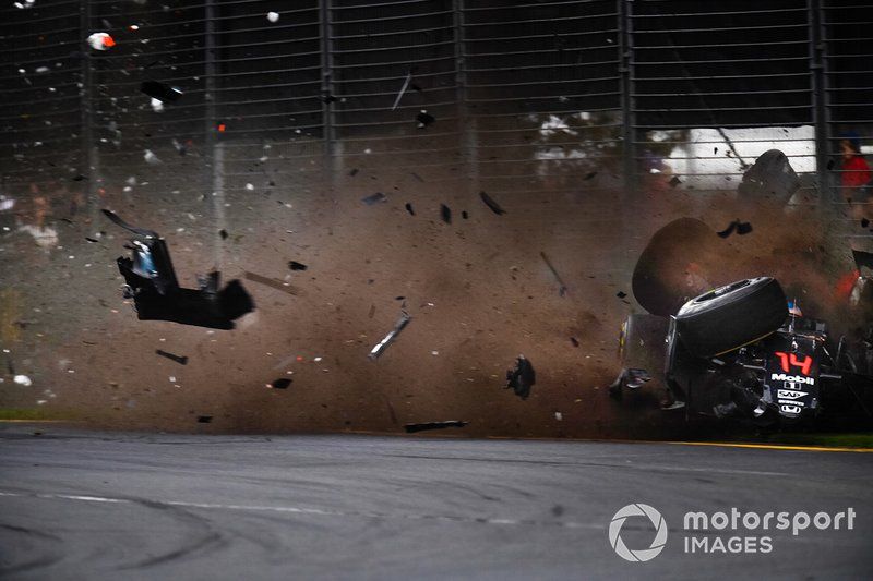 Fernando Alonso, McLaren MP4-31, crash