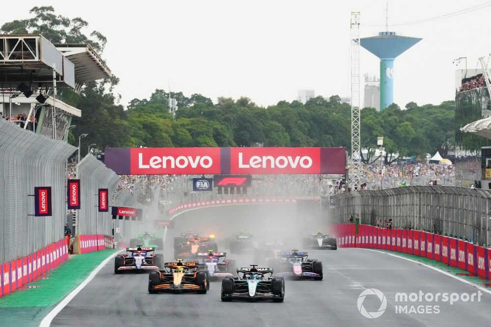 George Russell, Mercedes F1 W15, Lando Norris, McLaren MCL38, Esteban Ocon, Alpine A524, Yuki Tsunoda, RB F1 Team VCARB 01, Liam Lawson, RB F1 Team VCARB 01, the rest of the field at the start of the 2024 Brazilian GP.