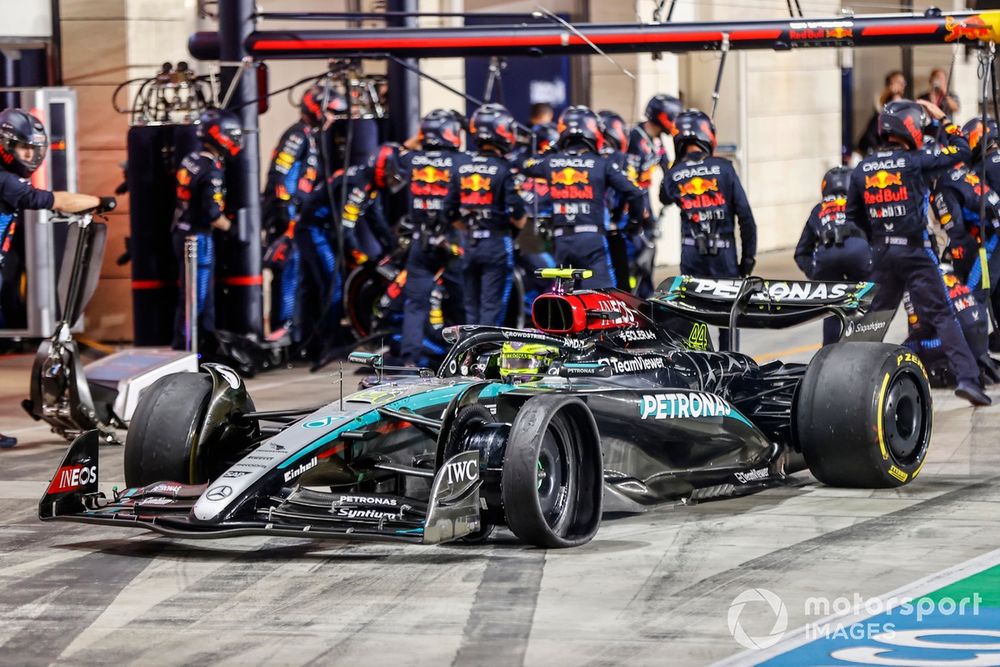 Lewis Hamilton, Mercedes F1 W15, in the pits with a puncture