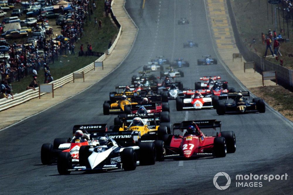 Ricardo Patrese, Brabham leads the field at the start